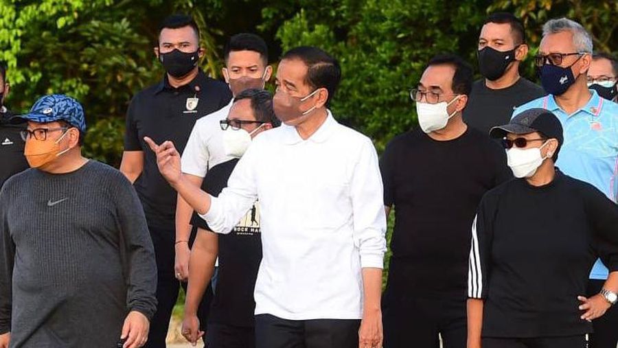 Presiden Joko Widodo (Jokowi) berolahraga bersama sejumlah menteri di Provinsi Kepulauan Riau, Selasa (25/1/2022). (Biro Pers Sekretariat Presiden/Muchlis Jr)