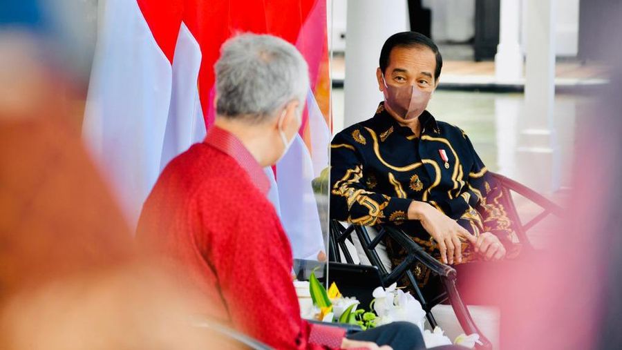 Presiden Joko Widodo (Jokowi) melakukan pertemuan dengan Perdana Menteri Singapura Lee Hsien Loong di Veranda The Bar, The Sanchaya Resort Bintan, Prov Kepri. Selasa (25/01/2022). (Laily Rachev - Biro Pers Sekretariat Presiden)