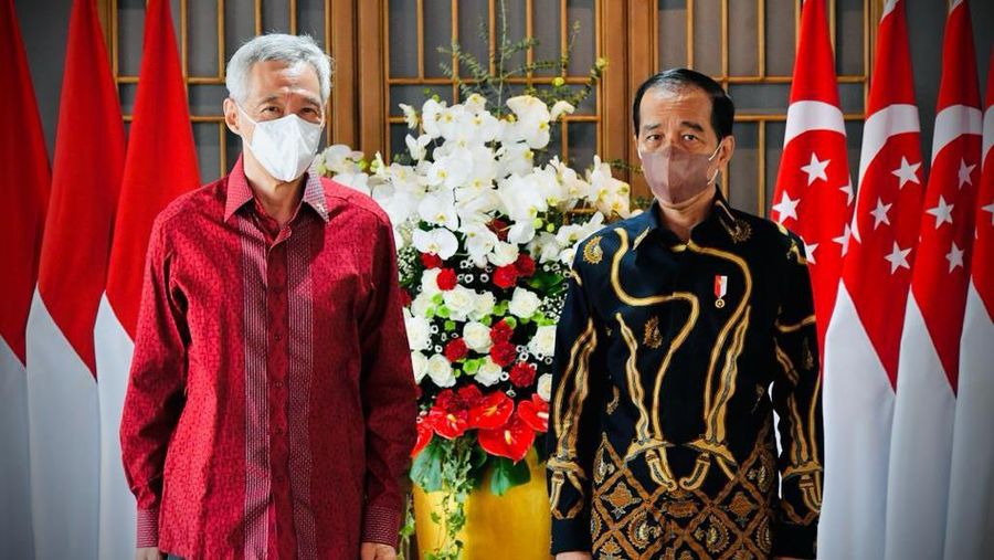 Presiden Joko Widodo (Jokowi) melakukan pertemuan dengan Perdana Menteri Singapura Lee Hsien Loong di Veranda The Bar, The Sanchaya Resort Bintan, Prov Kepri. Selasa (25/01/2022). (Laily Rachev - Biro Pers Sekretariat Presiden)
