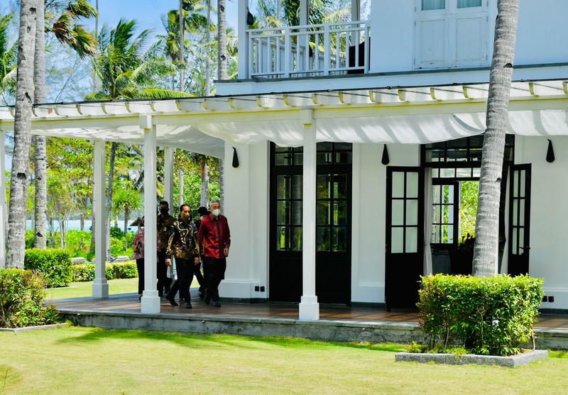 Perdana Menteri Singapura Lee Hsien Loong tiba di Bintan untuk melakukan pertemuan dengan Presiden Joko Widodo (Jokowi)  di Kabupaten Bintan, Kepulauan Riau, Selasa (25/1/2022). (Laily Rachev - Biro Pers Sekretariat Presiden)