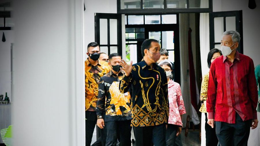 Presiden Joko Widodo (Jokowi) melakukan pertemuan dengan Perdana Menteri Singapura Lee Hsien Loong di Veranda The Bar, The Sanchaya Resort Bintan, Prov Kepri. Selasa (25/01/2022). (Laily Rachev - Biro Pers Sekretariat Presiden)