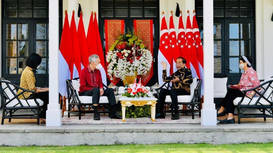 Presiden Joko Widodo (Jokowi) melakukan pertemuan dengan Perdana Menteri Singapura Lee Hsien Loong di Veranda The Bar, The Sanchaya Resort Bintan, Prov Kepri. Selasa (25/01/2022). (Laily Rachev - Biro Pers Sekretariat Presiden)