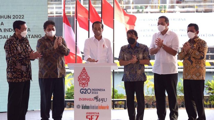 Presiden Joko Widodo (Jokowi) melepas peluncuran ekspor perdana Smelter Grade Alumina (SGA) di Kawasan Ekonomi Khusus (KEK) Galang Batang, Bintan, Kepulauan Riau, Selasa (25/1/2022). (Dokumentasi Kemenko Perekonomian)
