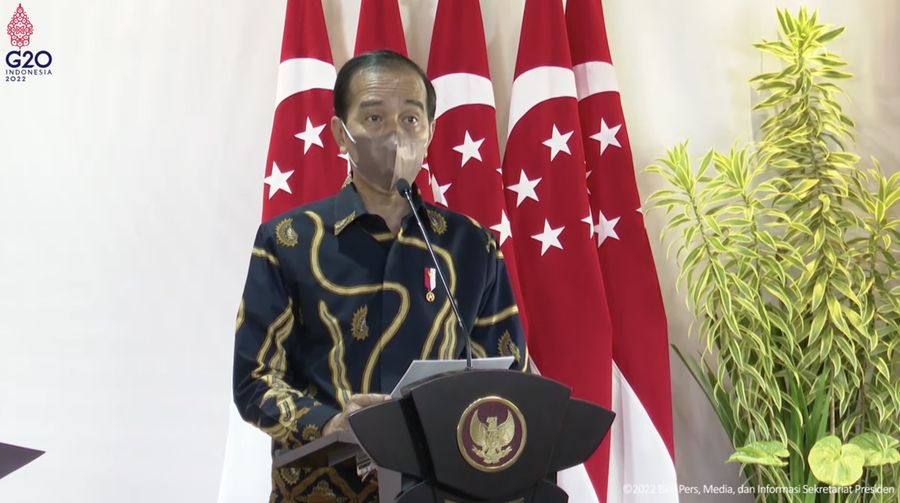 Presiden Joko Widodo (Jokowi) memberikan keterangan pers bersama Perdana Menteri Singapura Lee Hsien Loong di Kabupaten Bintan, Kepulauan Riau, Selasa (25/1/2022. (Tangkapan Layar Youtube Sekretariat Presiden)