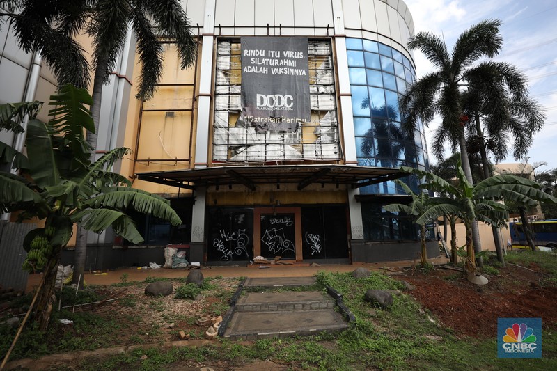 Serpong Plaza yang sudah tak beroperasi Sejumlah anak melewati bangunan Serpong Plaza yang kosong tak berpenghuni di Kawasan Jalan raya Serpong, Tangerang, Selasa (25/1/2022).
Mall Serpong yang berada di Jalan Raya Serpong, Serpong, Tangerang Selatan ini sudah tidak digunakan dan terkesan menyeramkan.
Didepan lokasi terpasang pembatas seng dan benner bertuliskan