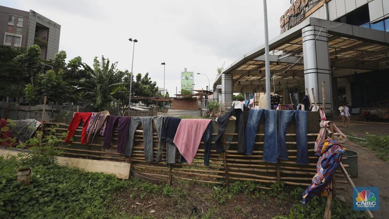 Sejumlah anak melewati bangunan Serpong Plaza yang kosong tak berpenghuni di Kawasan Jalan raya Serpong, Tangerang, Selasa (25/1/2022). 
Mall Serpong yang berada di Jalan Raya Serpong, Serpong, Tangerang Selatan ini sudah tidak digunakan dan terkesan menyeramkan.
Didepan lokasi terpasang pembatas seng dan benner bertuliskan 