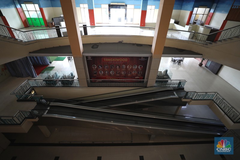 Suasana hening di Great Western Grand Serpong Mall di kawasan Serpong, Tangerang, Banten, Selasa (25/1/2022).   
Pusat perbelanjaan ini ditinggalkan pengunjungnya. Selain itu, buruknya pengelolaan menjadi salah satu penyebab pusat perbelanjaan ditinggalkan juga oleh penyewanya. 
Ketika memasuki mal, pengunjung langsung diperlihatkan dengan eskalator mati (tak berfungsi) dan tak layak digunakan. 
Deretan ruko kosong semua tertutup rapat sedangkan meja kursi dibereskan diluar ruko yang tertutup. 
Menurut beberapa petugas dan karyawan food court mengatakan 