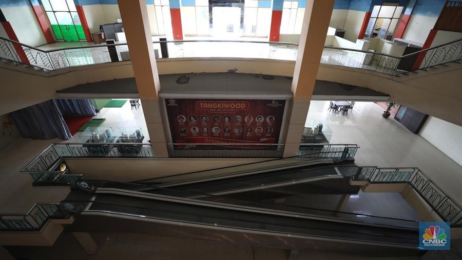 Suasana hening di Great Western Grand Serpong Mall di kawasan Serpong, Tangerang, Banten, Selasa (25/1/2022).   
Pusat perbelanjaan ini ditinggalkan pengunjungnya. Selain itu, buruknya pengelolaan menjadi salah satu penyebab pusat perbelanjaan ditinggalkan juga oleh penyewanya. 
Ketika memasuki mal, pengunjung langsung diperlihatkan dengan eskalator mati (tak berfungsi) dan tak layak digunakan. 
Deretan ruko kosong semua tertutup rapat sedangkan meja kursi dibereskan diluar ruko yang tertutup. 
Menurut beberapa petugas dan karyawan food court mengatakan 