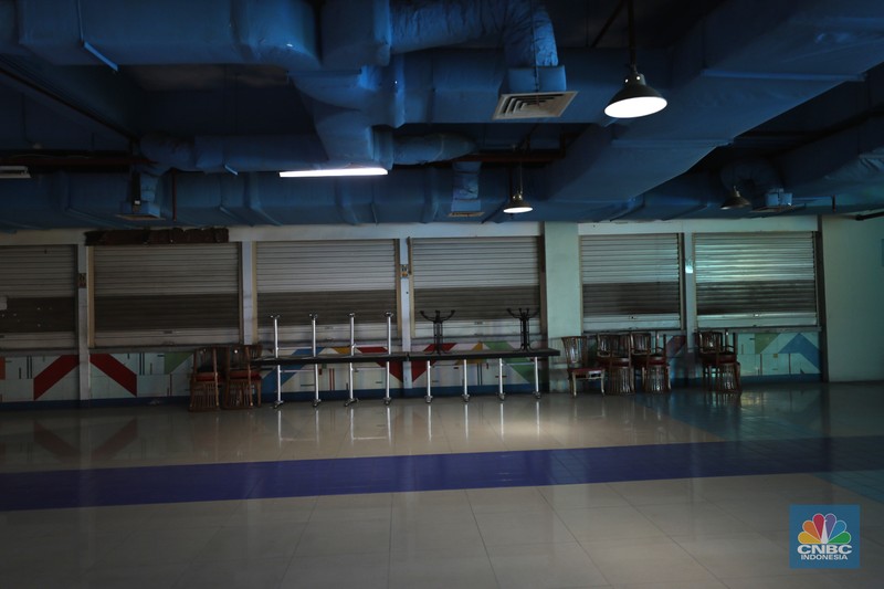 Suasana hening di Great Western Grand Serpong Mall di kawasan Serpong, Tangerang, Banten, Selasa (25/1/2022).   
Pusat perbelanjaan ini ditinggalkan pengunjungnya. Selain itu, buruknya pengelolaan menjadi salah satu penyebab pusat perbelanjaan ditinggalkan juga oleh penyewanya. 
Ketika memasuki mal, pengunjung langsung diperlihatkan dengan eskalator mati (tak berfungsi) dan tak layak digunakan. 
Deretan ruko kosong semua tertutup rapat sedangkan meja kursi dibereskan diluar ruko yang tertutup. 
Menurut beberapa petugas dan karyawan food court mengatakan 