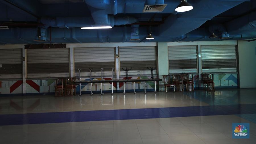 Suasana hening di Great Western Grand Serpong Mall di kawasan Serpong, Tangerang, Banten, Selasa (25/1/2022).   
Pusat perbelanjaan ini ditinggalkan pengunjungnya. Selain itu, buruknya pengelolaan menjadi salah satu penyebab pusat perbelanjaan ditinggalkan juga oleh penyewanya. 
Ketika memasuki mal, pengunjung langsung diperlihatkan dengan eskalator mati (tak berfungsi) dan tak layak digunakan. 
Deretan ruko kosong semua tertutup rapat sedangkan meja kursi dibereskan diluar ruko yang tertutup. 
Menurut beberapa petugas dan karyawan food court mengatakan 