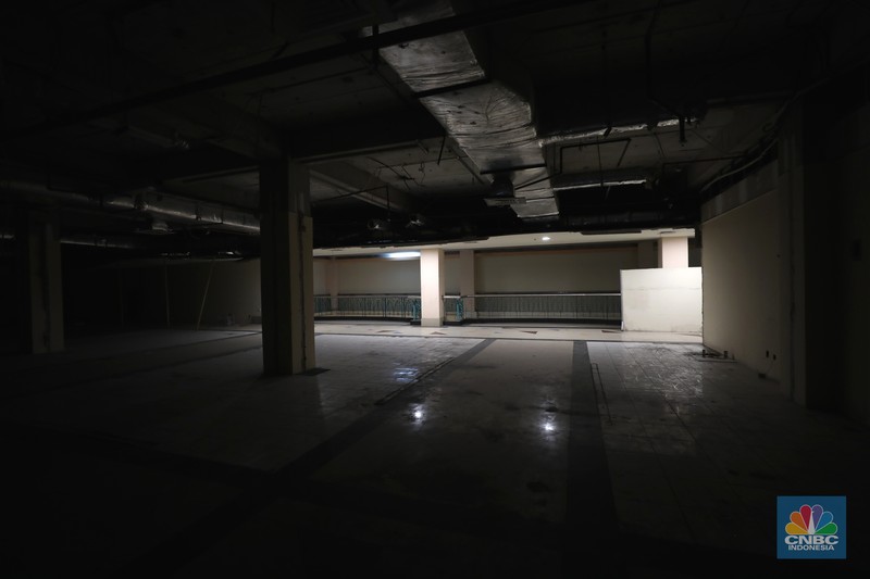 Suasana hening di Great Western Grand Serpong Mall di kawasan Serpong, Tangerang, Banten, Selasa (25/1/2022).   
Pusat perbelanjaan ini ditinggalkan pengunjungnya. Selain itu, buruknya pengelolaan menjadi salah satu penyebab pusat perbelanjaan ditinggalkan juga oleh penyewanya. 
Ketika memasuki mal, pengunjung langsung diperlihatkan dengan eskalator mati (tak berfungsi) dan tak layak digunakan. 
Deretan ruko kosong semua tertutup rapat sedangkan meja kursi dibereskan diluar ruko yang tertutup. 
Menurut beberapa petugas dan karyawan food court mengatakan 