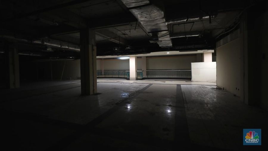 Suasana hening di Great Western Grand Serpong Mall di kawasan Serpong, Tangerang, Banten, Selasa (25/1/2022).   
Pusat perbelanjaan ini ditinggalkan pengunjungnya. Selain itu, buruknya pengelolaan menjadi salah satu penyebab pusat perbelanjaan ditinggalkan juga oleh penyewanya. 
Ketika memasuki mal, pengunjung langsung diperlihatkan dengan eskalator mati (tak berfungsi) dan tak layak digunakan. 
Deretan ruko kosong semua tertutup rapat sedangkan meja kursi dibereskan diluar ruko yang tertutup. 
Menurut beberapa petugas dan karyawan food court mengatakan 