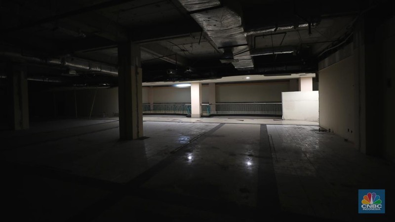 Suasana hening di Great Western Grand Serpong Mall di kawasan Serpong, Tangerang, Banten, Selasa (25/1/2022).   
Pusat perbelanjaan ini ditinggalkan pengunjungnya. Selain itu, buruknya pengelolaan menjadi salah satu penyebab pusat perbelanjaan ditinggalkan juga oleh penyewanya. 
Ketika memasuki mal, pengunjung langsung diperlihatkan dengan eskalator mati (tak berfungsi) dan tak layak digunakan. 
Deretan ruko kosong semua tertutup rapat sedangkan meja kursi dibereskan diluar ruko yang tertutup. 
Menurut beberapa petugas dan karyawan food court mengatakan 