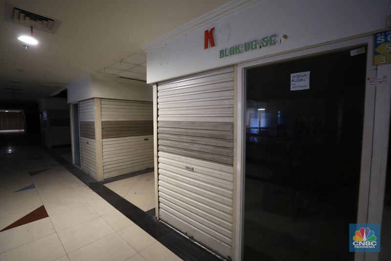 Suasana hening di Great Western Grand Serpong Mall di kawasan Serpong, Tangerang, Banten, Selasa (25/1/2022).   
Pusat perbelanjaan ini ditinggalkan pengunjungnya. Selain itu, buruknya pengelolaan menjadi salah satu penyebab pusat perbelanjaan ditinggalkan juga oleh penyewanya. 
Ketika memasuki mal, pengunjung langsung diperlihatkan dengan eskalator mati (tak berfungsi) dan tak layak digunakan. 
Deretan ruko kosong semua tertutup rapat sedangkan meja kursi dibereskan diluar ruko yang tertutup. 
Menurut beberapa petugas dan karyawan food court mengatakan 