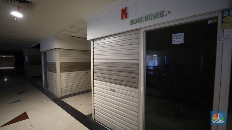 Suasana hening di Great Western Grand Serpong Mall di kawasan Serpong, Tangerang, Banten, Selasa (25/1/2022).   
Pusat perbelanjaan ini ditinggalkan pengunjungnya. Selain itu, buruknya pengelolaan menjadi salah satu penyebab pusat perbelanjaan ditinggalkan juga oleh penyewanya. 
Ketika memasuki mal, pengunjung langsung diperlihatkan dengan eskalator mati (tak berfungsi) dan tak layak digunakan. 
Deretan ruko kosong semua tertutup rapat sedangkan meja kursi dibereskan diluar ruko yang tertutup. 
Menurut beberapa petugas dan karyawan food court mengatakan 