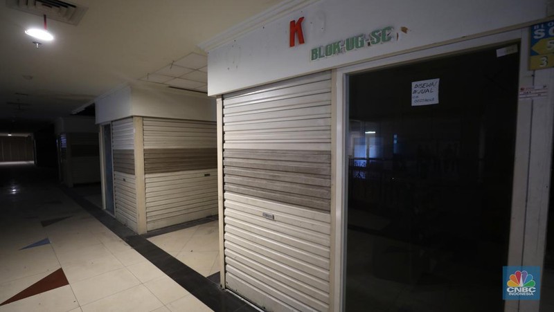 Suasana hening di Great Western Grand Serpong Mall di kawasan Serpong, Tangerang, Banten, Selasa (25/1/2022).   
Pusat perbelanjaan ini ditinggalkan pengunjungnya. Selain itu, buruknya pengelolaan menjadi salah satu penyebab pusat perbelanjaan ditinggalkan juga oleh penyewanya. 
Ketika memasuki mal, pengunjung langsung diperlihatkan dengan eskalator mati (tak berfungsi) dan tak layak digunakan. 
Deretan ruko kosong semua tertutup rapat sedangkan meja kursi dibereskan diluar ruko yang tertutup. 
Menurut beberapa petugas dan karyawan food court mengatakan 