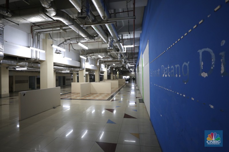 Suasana Great Western Grand Serpong Mall di kawasan Serpong, Suasana hening di Great Western Grand Serpong Mall di kawasan Serpong, Tangerang, Banten, Selasa (25/1/2022).
Pusat perbelanjaan ini ditinggalkan pengunjungnya. Selain itu, buruknya pengelolaan menjadi salah satu penyebab pusat perbelanjaan ditinggalkan juga oleh penyewanya.
Ketika memasuki mal, pengunjung langsung diperlihatkan dengan eskalator mati (tak berfungsi) dan tak layak digunakan.
Deretan ruko kosong semua tertutup rapat sedangkan meja kursi dibereskan diluar ruko yang tertutup.
Menurut beberapa petugas dan karyawan food court mengatakan