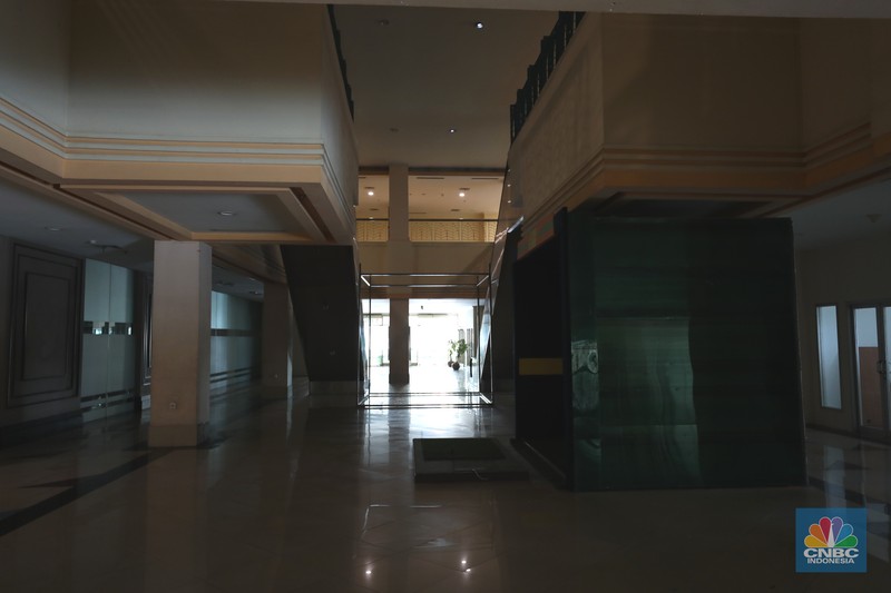 Suasana hening di Great Western Grand Serpong Mall di kawasan Serpong, Tangerang, Banten, Selasa (25/1/2022).   
Pusat perbelanjaan ini ditinggalkan pengunjungnya. Selain itu, buruknya pengelolaan menjadi salah satu penyebab pusat perbelanjaan ditinggalkan juga oleh penyewanya. 
Ketika memasuki mal, pengunjung langsung diperlihatkan dengan eskalator mati (tak berfungsi) dan tak layak digunakan. 
Deretan ruko kosong semua tertutup rapat sedangkan meja kursi dibereskan diluar ruko yang tertutup. 
Menurut beberapa petugas dan karyawan food court mengatakan 