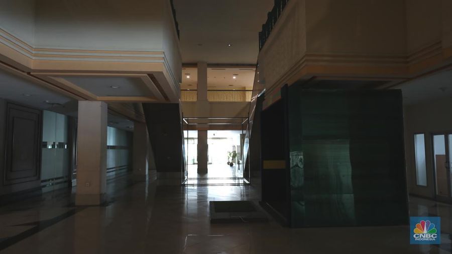 Suasana hening di Great Western Grand Serpong Mall di kawasan Serpong, Tangerang, Banten, Selasa (25/1/2022).   
Pusat perbelanjaan ini ditinggalkan pengunjungnya. Selain itu, buruknya pengelolaan menjadi salah satu penyebab pusat perbelanjaan ditinggalkan juga oleh penyewanya. 
Ketika memasuki mal, pengunjung langsung diperlihatkan dengan eskalator mati (tak berfungsi) dan tak layak digunakan. 
Deretan ruko kosong semua tertutup rapat sedangkan meja kursi dibereskan diluar ruko yang tertutup. 
Menurut beberapa petugas dan karyawan food court mengatakan 