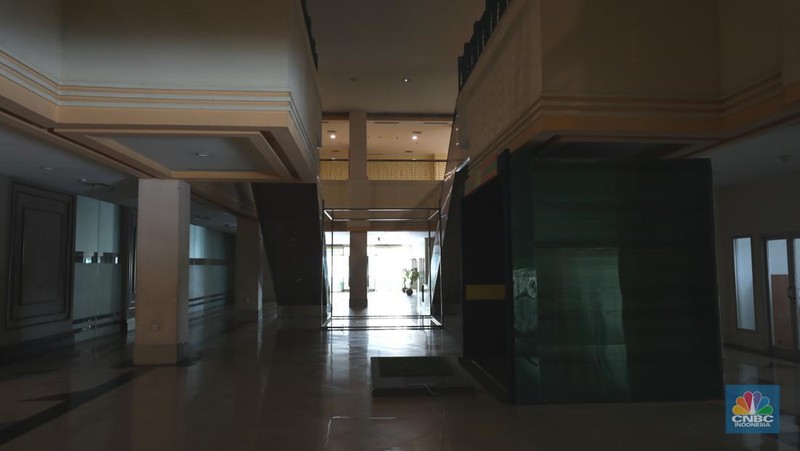 Suasana hening di Great Western Grand Serpong Mall di kawasan Serpong, Tangerang, Banten, Selasa (25/1/2022).   
Pusat perbelanjaan ini ditinggalkan pengunjungnya. Selain itu, buruknya pengelolaan menjadi salah satu penyebab pusat perbelanjaan ditinggalkan juga oleh penyewanya. 
Ketika memasuki mal, pengunjung langsung diperlihatkan dengan eskalator mati (tak berfungsi) dan tak layak digunakan. 
Deretan ruko kosong semua tertutup rapat sedangkan meja kursi dibereskan diluar ruko yang tertutup. 
Menurut beberapa petugas dan karyawan food court mengatakan 