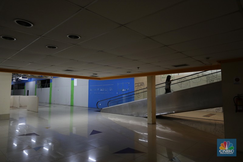 Suasana Great Western Grand Serpong Mall di kawasan Serpong, Suasana hening di Great Western Grand Serpong Mall di kawasan Serpong, Tangerang, Banten, Selasa (25/1/2022).
Pusat perbelanjaan ini ditinggalkan pengunjungnya. Selain itu, buruknya pengelolaan menjadi salah satu penyebab pusat perbelanjaan ditinggalkan juga oleh penyewanya.
Ketika memasuki mal, pengunjung langsung diperlihatkan dengan eskalator mati (tak berfungsi) dan tak layak digunakan.
Deretan ruko kosong semua tertutup rapat sedangkan meja kursi dibereskan diluar ruko yang tertutup.
Menurut beberapa petugas dan karyawan food court mengatakan