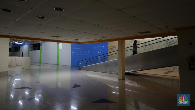 Suasana hening di Great Western Grand Serpong Mall di kawasan Serpong, Tangerang, Banten, Selasa (25/1/2022).   
Pusat perbelanjaan ini ditinggalkan pengunjungnya. Selain itu, buruknya pengelolaan menjadi salah satu penyebab pusat perbelanjaan ditinggalkan juga oleh penyewanya. 
Ketika memasuki mal, pengunjung langsung diperlihatkan dengan eskalator mati (tak berfungsi) dan tak layak digunakan. 
Deretan ruko kosong semua tertutup rapat sedangkan meja kursi dibereskan diluar ruko yang tertutup. 
Menurut beberapa petugas dan karyawan food court mengatakan 