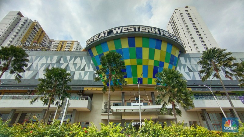 Suasana Great Western Grand Serpong Mall di kawasan Serpong, Suasana hening di Great Western Grand Serpong Mall di kawasan Serpong, Tangerang, Banten, Selasa (25/1/2022).
Pusat perbelanjaan ini ditinggalkan pengunjungnya. Selain itu, buruknya pengelolaan menjadi salah satu penyebab pusat perbelanjaan ditinggalkan juga oleh penyewanya.
Ketika memasuki mal, pengunjung langsung diperlihatkan dengan eskalator mati (tak berfungsi) dan tak layak digunakan.
Deretan ruko kosong semua tertutup rapat sedangkan meja kursi dibereskan diluar ruko yang tertutup.
Menurut beberapa petugas dan karyawan food court mengatakan