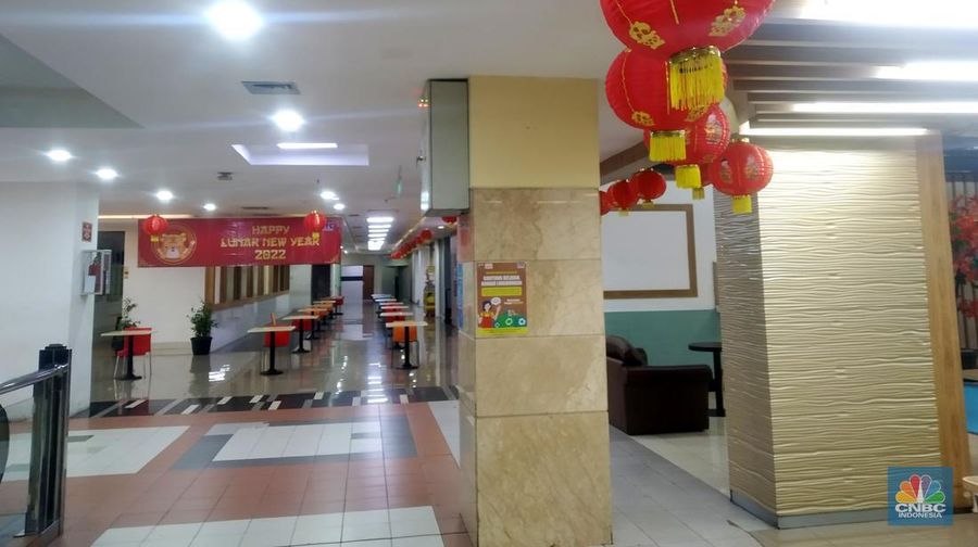 Petugas kebersihan mengepel lantai di kawasan mall Ambassador, Jakarta, Selasa, 25/1/2022. Pandemi Covid-19 telah membuat industri ritel, terutama pusat perbelanjaan sulit untuk bangkit. Mutasi baru varian Covid-19 yang terus menerus muncul membuat orang kini lebih memilih untuk tidak bepergian. Akibatnya, mal-mal di DKI Jakarta seperti di kawasan Mall Ambassador Jakarta Selatan Di mana pusat perbelanjaan tersebut kebanyakan berisi pedagang elektronik, seperti handphone, laptop, kamera, serta aksesoris lain. Kini harus menghadapi kenyataan sepi pengunjung. Banyak kini kios-kios di sejumlah pusat perbelanjaan di DKI Jakarta dijual atau disewakan.
Saat CNBC Indonesia menyambangi Mal Ambassador yang kebanyakan berisi pedagang elektronik, ada beberapa toko yang tutup di lantai 3. Terlihat pada gerai toko itu terpampang selembaran info bahwa toko tersebut hendak dijual ataupun disewakan. Meskipun pembeli terlihat cukup ramai di lantai dasar. Salah satu pedagang, Bjeh mengatakan bahwa tutupnya beberapa toko ini, karena jarangnya pembeli. Oleh karenanya pedagang harus rela meninggalkan tokonya tersebut. Berdasarkan pengamatan CNBC Indonesia, memang banyak gerai yang dijual hingga dikontrakkan ke penyewa yang berminat. Namun, itu bukan perkara mudah karena banyak pelaku usaha yang menahan dana untuk tidak berinvestasi di pusat perbelanjaan. Menanggapi fenomena mal-mal legendaris di Jakarta yang sepi, Ketua Umum Himpunan Penyewa Pusat Perbelanjaan Indonesia Budihardjo Iduansjah mengungkapkan, banyaknya tenant atau penyewa menutup gerai disebabkan ekosistem ekonomi di mal itu sudah tidak lagi bergairah. (CNBC Indonesia/ Muhammad Sabki)