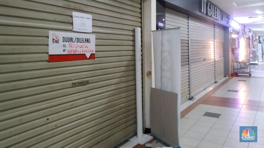 Petugas kebersihan mengepel lantai di kawasan mall Ambassador, Jakarta, Selasa, 25/1/2022. Pandemi Covid-19 telah membuat industri ritel, terutama pusat perbelanjaan sulit untuk bangkit. Mutasi baru varian Covid-19 yang terus menerus muncul membuat orang kini lebih memilih untuk tidak bepergian. Akibatnya, mal-mal di DKI Jakarta seperti di kawasan Mall Ambassador Jakarta Selatan Di mana pusat perbelanjaan tersebut kebanyakan berisi pedagang elektronik, seperti handphone, laptop, kamera, serta aksesoris lain. Kini harus menghadapi kenyataan sepi pengunjung. Banyak kini kios-kios di sejumlah pusat perbelanjaan di DKI Jakarta dijual atau disewakan.
Saat CNBC Indonesia menyambangi Mal Ambassador yang kebanyakan berisi pedagang elektronik, ada beberapa toko yang tutup di lantai 3. Terlihat pada gerai toko itu terpampang selembaran info bahwa toko tersebut hendak dijual ataupun disewakan. Meskipun pembeli terlihat cukup ramai di lantai dasar. Salah satu pedagang, Bjeh mengatakan bahwa tutupnya beberapa toko ini, karena jarangnya pembeli. Oleh karenanya pedagang harus rela meninggalkan tokonya tersebut. Berdasarkan pengamatan CNBC Indonesia, memang banyak gerai yang dijual hingga dikontrakkan ke penyewa yang berminat. Namun, itu bukan perkara mudah karena banyak pelaku usaha yang menahan dana untuk tidak berinvestasi di pusat perbelanjaan. Menanggapi fenomena mal-mal legendaris di Jakarta yang sepi, Ketua Umum Himpunan Penyewa Pusat Perbelanjaan Indonesia Budihardjo Iduansjah mengungkapkan, banyaknya tenant atau penyewa menutup gerai disebabkan ekosistem ekonomi di mal itu sudah tidak lagi bergairah. (CNBC Indonesia/ Muhammad Sabki)