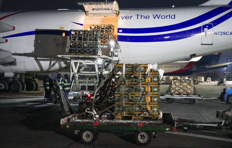 Angota dari Skuadron Udara ke-436 memasukkan amunisi, senjata, dan peralatan lainnya kedalam pesawat untuk dikirimkan ke Ukraina selama misi militer asing di Pangkalan Angkatan Udara Dover, Delaware, AS, Senin (24/1/2022). (Air Force photo/Roland Balik/Handout via REUTERS)