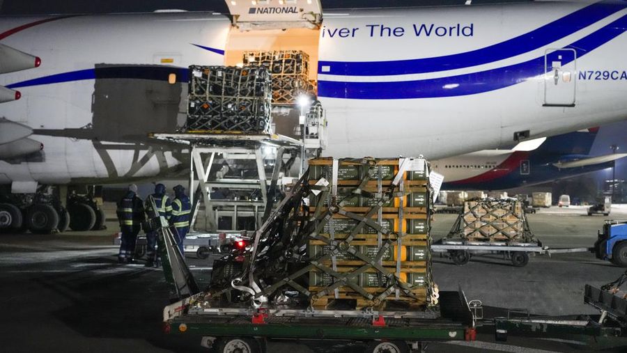 Pekerja membongkar kiriman bantuan militer yang dikirim sebagai bagian dari bantuan keamanan Amerika Serikat ke Ukraina di bandara Boryspil, di luar Kyiv, Ukraina, Selasa (25/1/2022). Bantuan keamanan AS yang baru diberikan ke Ukraina, termasuk peralatan dan amunisi, tiba di bandara Boryspil. Langkah AS sedang dilakukan bersama-sama dengan tindakan oleh pemerintah anggota NATO lainnya untuk meningkatkan kehadiran defensif di Eropa Timur. (AP Photo/Efrem Lukatsky)