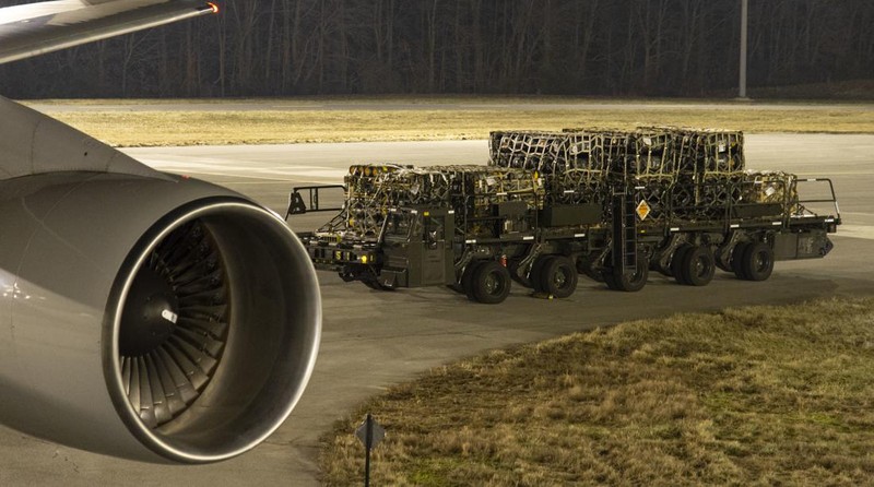 Angota dari Skuadron Udara ke-436 memasukkan amunisi, senjata, dan peralatan lainnya kedalam pesawat untuk dikirimkan ke Ukraina selama misi militer asing di Pangkalan Angkatan Udara Dover, Delaware, AS, Senin (24/1/2022). (Air Force photo/Roland Balik/Handout via REUTERS)