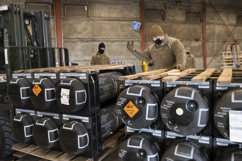Angota dari Skuadron Udara ke-436 memasukkan amunisi, senjata, dan peralatan lainnya kedalam pesawat untuk dikirimkan ke Ukraina selama misi militer asing di Pangkalan Angkatan Udara Dover, Delaware, AS, Senin (24/1/2022). (Air Force photo/Roland Balik/Handout via REUTERS)