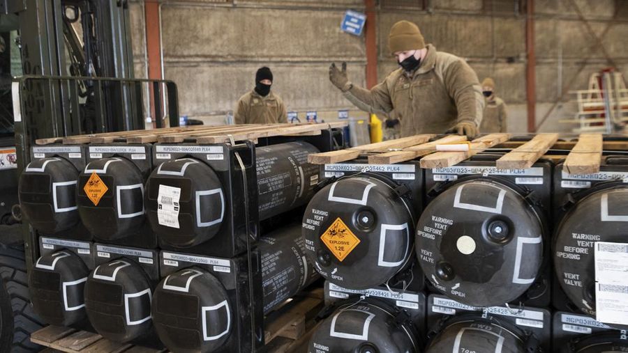 Angota dari Skuadron Udara ke-436 memasukkan amunisi, senjata, dan peralatan lainnya kedalam pesawat untuk dikirimkan ke Ukraina selama misi militer asing di Pangkalan Angkatan Udara Dover, Delaware, AS, Senin (24/1/2022). (Air Force photo/Roland Balik/Handout via REUTERS)