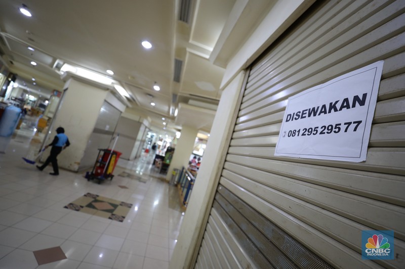 ITC Roxy Mas, Rabu (26/1/2022). Pekerja membersihkan ruko kosong di ITC ROXY, Jakarta, Rabu (26/1/2022). Sepinya jumlah pengunjung dan diterapkan kebijakan untuk mengatasi pandemi Covid-19 membuat beberapa toko dan kios terpaksa dijual atau dilelang. Ruko kosong terlihat dilantai 4 yang berdekatan dengan food court. Salah satu pedagang membernarkan hal ini