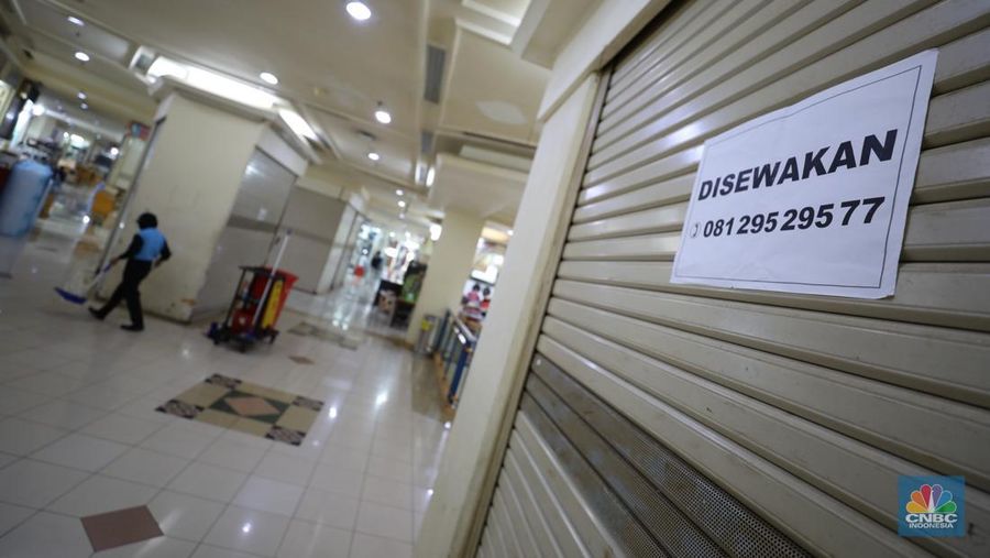 Pekerja membersihkan ruko kosong di ITC ROXY, Jakarta, Rabu (26/1/2022). Sepinya jumlah pengunjung dan diterapkan kebijakan untuk mengatasi pandemi Covid-19 membuat beberapa toko dan kios terpaksa dijual atau dilelang. Ruko kosong terlihat dilantai 4 yang berdekatan dengan food court. Salah satu pedagang membernarkan hal ini 
