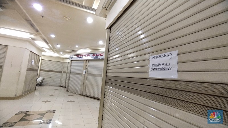 ITC Roxy Mas, Rabu (26/1/2022). Pekerja membersihkan ruko kosong di ITC ROXY, Jakarta, Rabu (26/1/2022). Sepinya jumlah pengunjung dan diterapkan kebijakan untuk mengatasi pandemi Covid-19 membuat beberapa toko dan kios terpaksa dijual atau dilelang. Ruko kosong terlihat dilantai 4 yang berdekatan dengan food court. Salah satu pedagang membernarkan hal ini