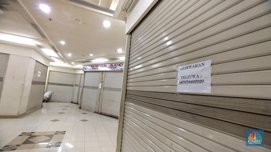 Pekerja membersihkan ruko kosong di ITC ROXY, Jakarta, Rabu (26/1/2022). Sepinya jumlah pengunjung dan diterapkan kebijakan untuk mengatasi pandemi Covid-19 membuat beberapa toko dan kios terpaksa dijual atau dilelang. Ruko kosong terlihat dilantai 4 yang berdekatan dengan food court. Salah satu pedagang membernarkan hal ini 