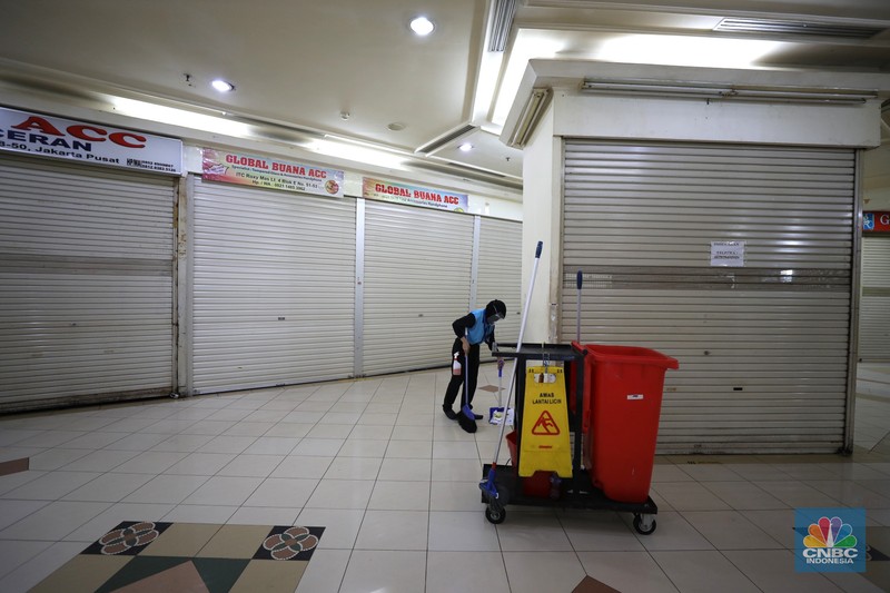 Pekerja membersihkan ruko kosong di ITC ROXY, Jakarta, Rabu (26/1/2022). Sepinya jumlah pengunjung dan diterapkan kebijakan untuk mengatasi pandemi Covid-19 membuat beberapa toko dan kios terpaksa dijual atau dilelang. Ruko kosong terlihat dilantai 4 yang berdekatan dengan food court. Salah satu pedagang membernarkan hal ini 