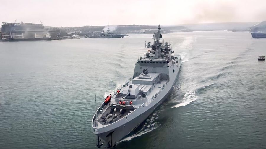Kapal fregat Angkatan Laut Rusia Laksamana Essen bersiap untuk berlayar untuk latihan di Laut Hitam, Rabu, (26/1/2022). Rusia telah meluncurkan serangkaian latihan di tengah ketegangan atas Ukraina dan mengerahkan sekitar 100.000 tentara di dekat wilayah Ukraina yang memicu kekhawatiran Barat akan invasi. (Russian Defense Ministry Press Service via AP)