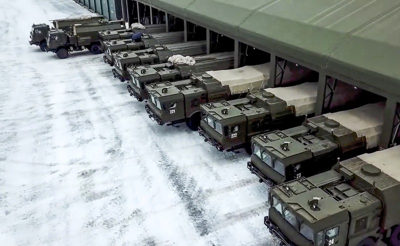 Kapal penjelajah rudal Angkatan Laut Rusia Marshal Ustinov berlayar untuk latihan di Kwilayah Artik, Rabu (26/1/2022). Rusia telah meluncurkan serangkaian latihan di tengah ketegangan atas Ukraina dan mengerahkan sekitar 100.000 tentara di dekat wilayah Ukraina yang memicu kekhawatiran Barat akan invasi. (Russian Defense Ministry Press Service via AP)