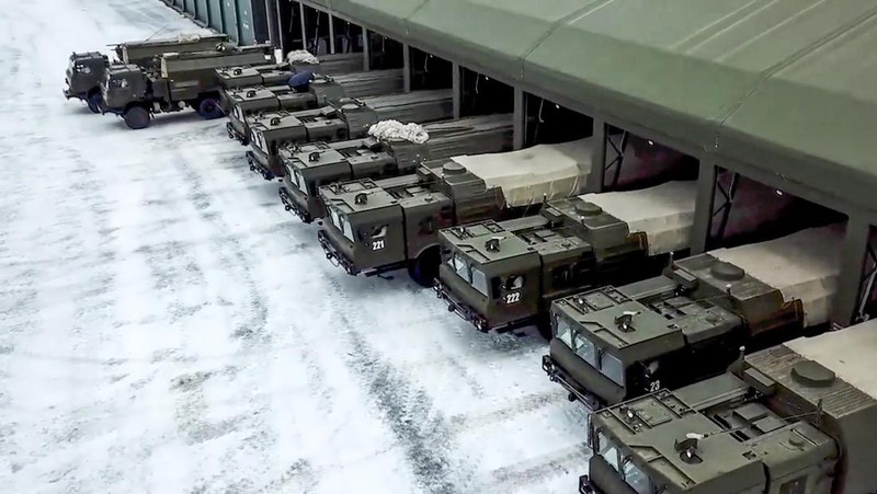 Kapal penjelajah rudal Angkatan Laut Rusia Marshal Ustinov berlayar untuk latihan di Kwilayah Artik, Rabu (26/1/2022). Rusia telah meluncurkan serangkaian latihan di tengah ketegangan atas Ukraina dan mengerahkan sekitar 100.000 tentara di dekat wilayah Ukraina yang memicu kekhawatiran Barat akan invasi. (Russian Defense Ministry Press Service via AP)