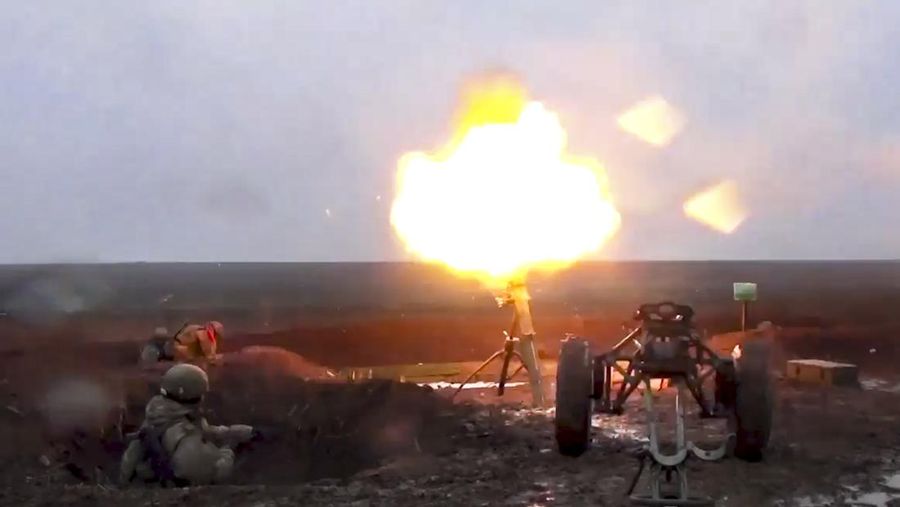 Kapal penjelajah rudal Angkatan Laut Rusia Marshal Ustinov berlayar untuk latihan di Kwilayah Artik, Rabu (26/1/2022). Rusia telah meluncurkan serangkaian latihan di tengah ketegangan atas Ukraina dan mengerahkan sekitar 100.000 tentara di dekat wilayah Ukraina yang memicu kekhawatiran Barat akan invasi. (Russian Defense Ministry Press Service via AP)
