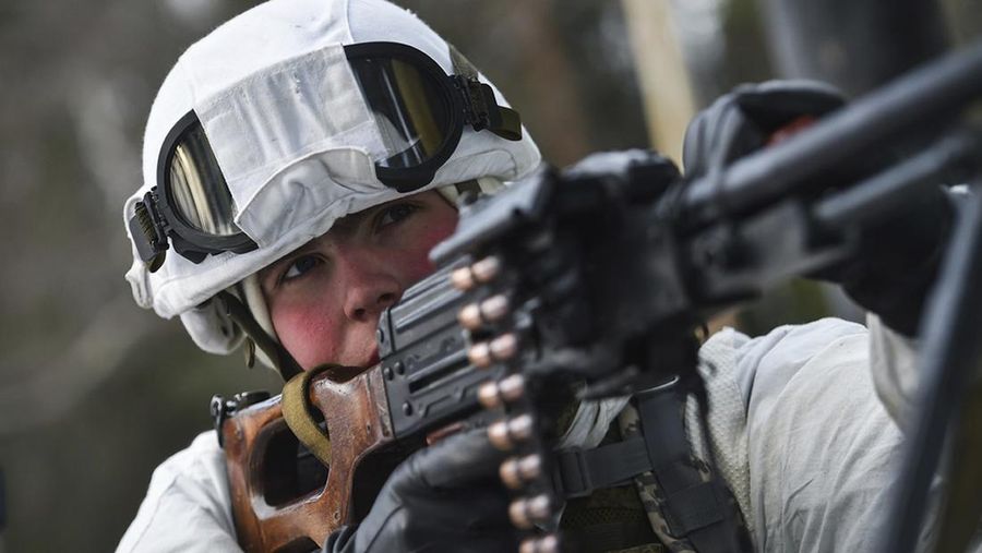 Kapal penjelajah rudal Angkatan Laut Rusia Marshal Ustinov berlayar untuk latihan di Kwilayah Artik, Rabu (26/1/2022). Rusia telah meluncurkan serangkaian latihan di tengah ketegangan atas Ukraina dan mengerahkan sekitar 100.000 tentara di dekat wilayah Ukraina yang memicu kekhawatiran Barat akan invasi. (Russian Defense Ministry Press Service via AP)