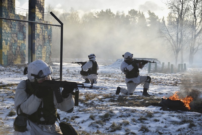 Kapal penjelajah rudal Angkatan Laut Rusia Marshal Ustinov berlayar untuk latihan di Kwilayah Artik, Rabu (26/1/2022). Rusia telah meluncurkan serangkaian latihan di tengah ketegangan atas Ukraina dan mengerahkan sekitar 100.000 tentara di dekat wilayah Ukraina yang memicu kekhawatiran Barat akan invasi. (Russian Defense Ministry Press Service via AP)