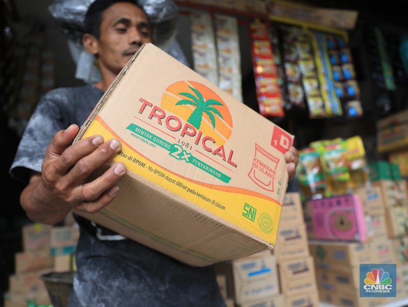 Pekerja menuang minyak curah milik Tah Lan di pasar Pondok Labu, Jakarta, Rabu, 26/1. Setelah seminggu diberlakukannya kebijakan satu harga, yakni minyak goreng berbanderol Rp 14 ribu per liter, ternyata penyesuaian harga tersebut belum terjadi di pasar tradisional. Satu di antaranya Pasar Jaya Pondok Labu, Jakarta.

Berdasarkan pantauan CNBC Indonesia, Rabu (26/1/2022), harga minyak curah di Pasar Jaya Pondok Labu masih dipatok harga Rp 21 ribu per liternya dan minyak kemasan seharga Rp 20.000 per liter. 

Tah Lan, seorang pedagang warung sembako di Pasar Pondok Labu ini menilai kebijakan pemerintah dengan memberikan subsidi harga minyak sudah bagus.


