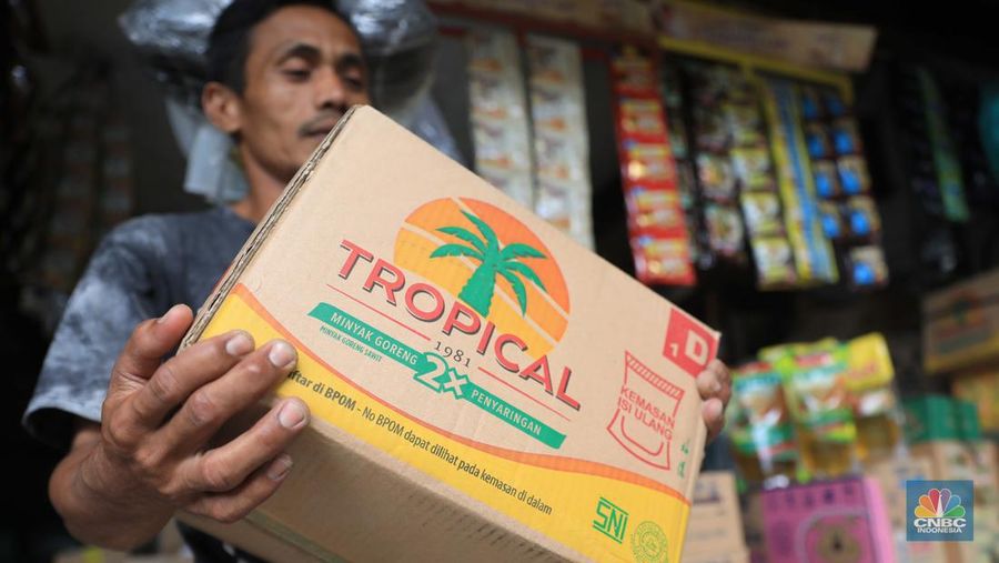 Pekerja menuang minyak curah milik Tah Lan di pasar Pondok Labu, Jakarta, Rabu, 26/1. Setelah seminggu diberlakukannya kebijakan satu harga, yakni minyak goreng berbanderol Rp 14 ribu per liter, ternyata penyesuaian harga tersebut belum terjadi di pasar tradisional. Satu di antaranya Pasar Jaya Pondok Labu, Jakarta.

Berdasarkan pantauan CNBC Indonesia, Rabu (26/1/2022), harga minyak curah di Pasar Jaya Pondok Labu masih dipatok harga Rp 21 ribu per liternya dan minyak kemasan seharga Rp 20.000 per liter. 

Tah Lan, seorang pedagang warung sembako di Pasar Pondok Labu ini menilai kebijakan pemerintah dengan memberikan subsidi harga minyak sudah bagus.

