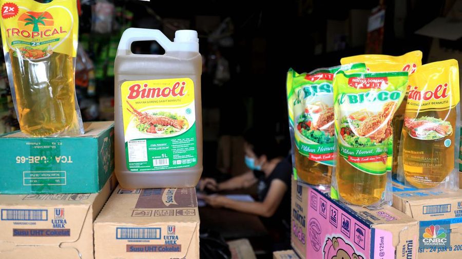 Pekerja menuang minyak curah milik Tah Lan di pasar Pondok Labu, Jakarta, Rabu, 26/1. Setelah seminggu diberlakukannya kebijakan satu harga, yakni minyak goreng berbanderol Rp 14 ribu per liter, ternyata penyesuaian harga tersebut belum terjadi di pasar tradisional. Satu di antaranya Pasar Jaya Pondok Labu, Jakarta.

Berdasarkan pantauan CNBC Indonesia, Rabu (26/1/2022), harga minyak curah di Pasar Jaya Pondok Labu masih dipatok harga Rp 21 ribu per liternya dan minyak kemasan seharga Rp 20.000 per liter. 

Tah Lan, seorang pedagang warung sembako di Pasar Pondok Labu ini menilai kebijakan pemerintah dengan memberikan subsidi harga minyak sudah bagus.

