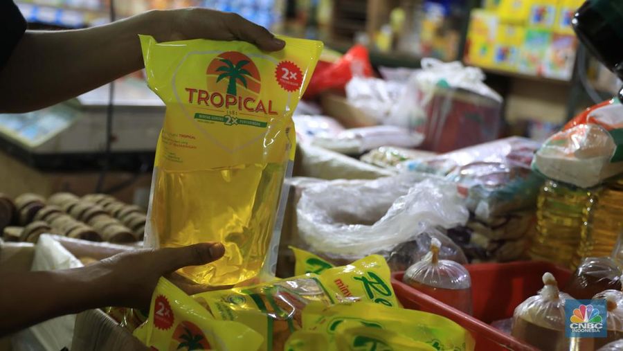 Pekerja menuang minyak curah milik Tah Lan di pasar Pondok Labu, Jakarta, Rabu, 26/1. Setelah seminggu diberlakukannya kebijakan satu harga, yakni minyak goreng berbanderol Rp 14 ribu per liter, ternyata penyesuaian harga tersebut belum terjadi di pasar tradisional. Satu di antaranya Pasar Jaya Pondok Labu, Jakarta.

Berdasarkan pantauan CNBC Indonesia, Rabu (26/1/2022), harga minyak curah di Pasar Jaya Pondok Labu masih dipatok harga Rp 21 ribu per liternya dan minyak kemasan seharga Rp 20.000 per liter. 

Tah Lan, seorang pedagang warung sembako di Pasar Pondok Labu ini menilai kebijakan pemerintah dengan memberikan subsidi harga minyak sudah bagus.

