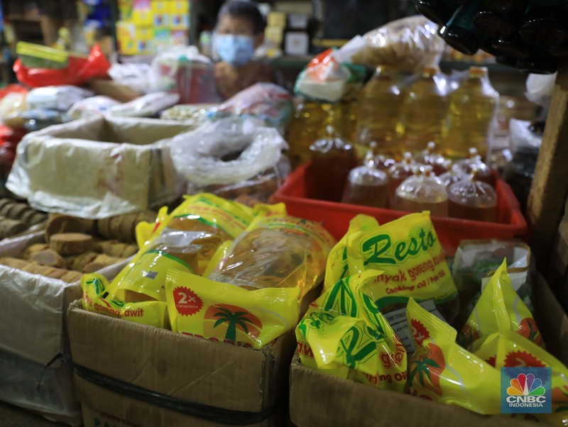 Penjualan Minyak Goreng Pekerja menuang minyak curah milik Tah Lan di pasar Pondok Labu, Jakarta, Rabu, 26/1. Setelah seminggu diberlakukannya kebijakan satu harga, yakni minyak goreng berbanderol Rp 14 ribu per liter, ternyata penyesuaian harga tersebut belum terjadi di pasar tradisional. Satu di antaranya Pasar Jaya Pondok Labu, Jakarta.
Berdasarkan pantauan CNBC Indonesia, Rabu (26/1/2022), harga minyak curah di Pasar Jaya Pondok Labu masih dipatok harga Rp 21 ribu per liternya dan minyak kemasan seharga Rp 20.000 per liter.
Tah Lan, seorang pedagang warung sembako di Pasar Pondok Labu ini menilai kebijakan pemerintah dengan memberikan subsidi harga minyak sudah bagus.